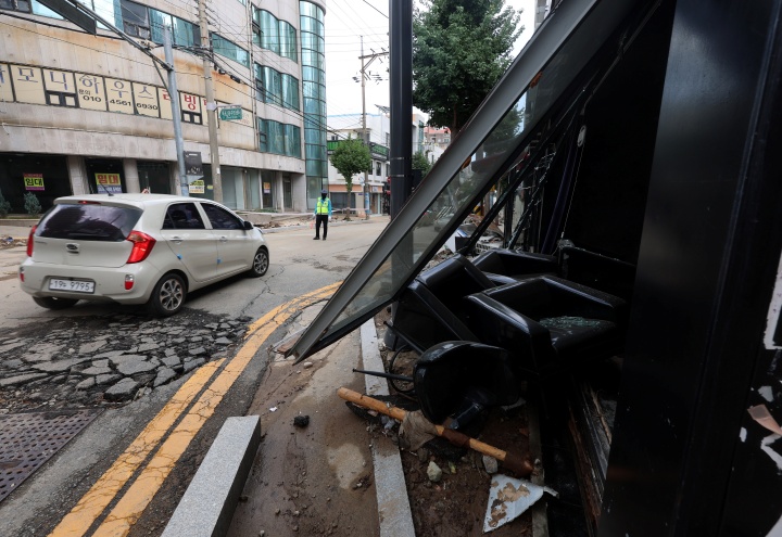 20일 오후 경남 거제시 옥포동 한 상가가 집중 호우 영향으로 파손돼 있다. 2026.8.20 (ⓒ뉴스1, 무단 전재-재배포 금지)