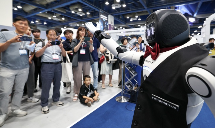 19일 서울 강남구 코엑스에서 열린 '2026 AI 서밋 서울 & 엑스포'에서 관람객들이 전시된 AI 로봇을 보고 있다. 2026.8.19 (ⓒ뉴스1, 무단 전재-재배포 금지)