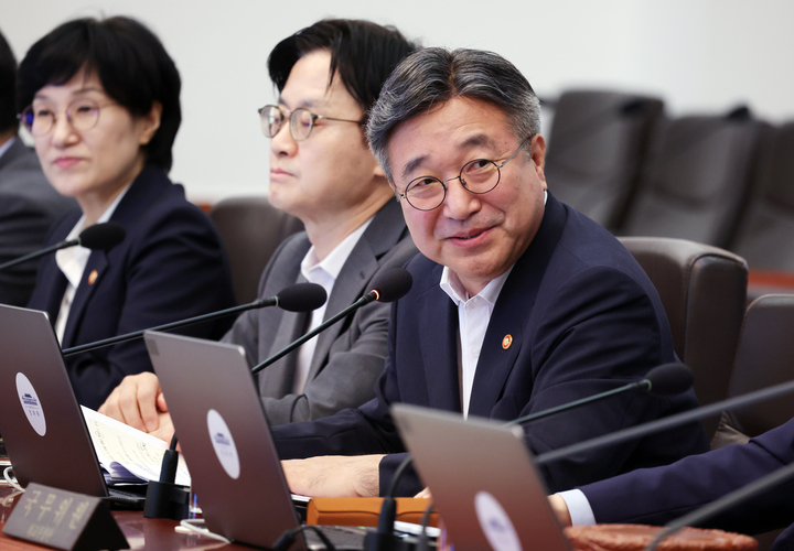 윤호중 행정안전부 장관이 25일 청와대에서 열린 이재명 대통령 주재 국무회의에서 세계 최고의 AI민주정부 실현 전략을 보고하고 있다. 2026.8.25 [청와대통신사진기자단] (사진=저작권자(c) 연합뉴스, 무단 전재-재배포 금지)