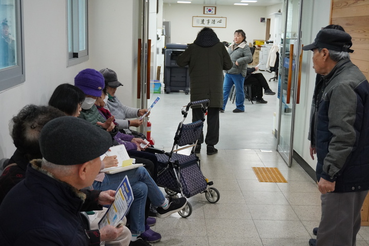 27일 오전 충남 청양군 청양읍 행정복지센터에서 주민들이 농어촌 기본소득을 지급받기 위해 대기하고 있다. 2026.2.27  (ⓒ뉴스1, 무단 전재-재배포 금지)
