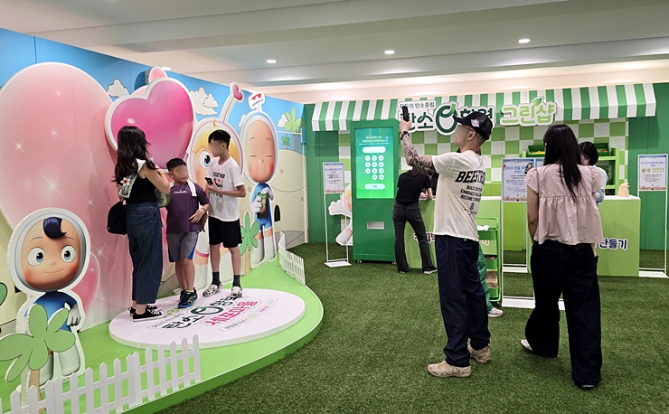 '유미의 세포들' 캐릭터 포토존과 친환경 굿즈 제작 체험 공간이 마련된 '탄소0향력 그린샵' (본인 촬영)