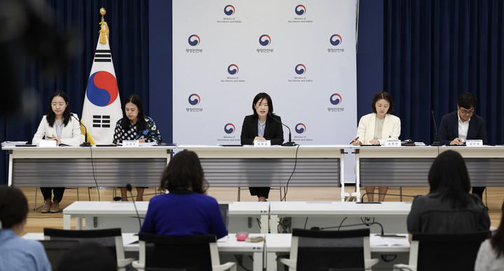 이현정 행정안전부 지방세제국장이 25일 오전 세종시 도움로 정부세종청사 중앙동 브리핑실에서 열린 '2026년 지방세제 개편안 정책 설명회'에서 개편안의 주요 내용을 발표하고 있다. 2026.8.25 (사진=행정안전부)