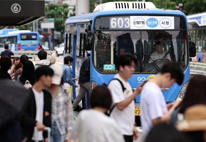 서울 시내 버스 이용하는 사람들. 2026.6.24. (ⓒ뉴스1, 무단 전재-재배포 금지)