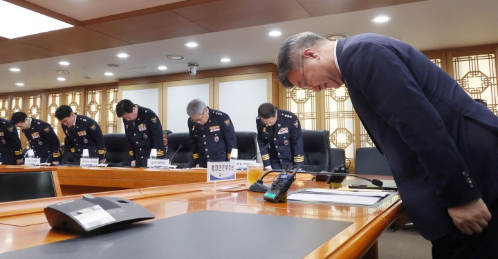 윤호중 행정안전부 장관과 유재성 경찰청장 대행 및 경찰 지휘부가 26일 오후 서울 종로구 세종대로 정부서울청사에서 열린 경찰 지휘부 회의에서 제주 실종사건과 관련해 사과를 하고 있다. 이날 회의에서 참석자들은 실종수사 관련 개선 대책 등을 논의했다. 2026.8.26 (ⓒ뉴스1, 공동취재, 무단 전재-재배포 금지)