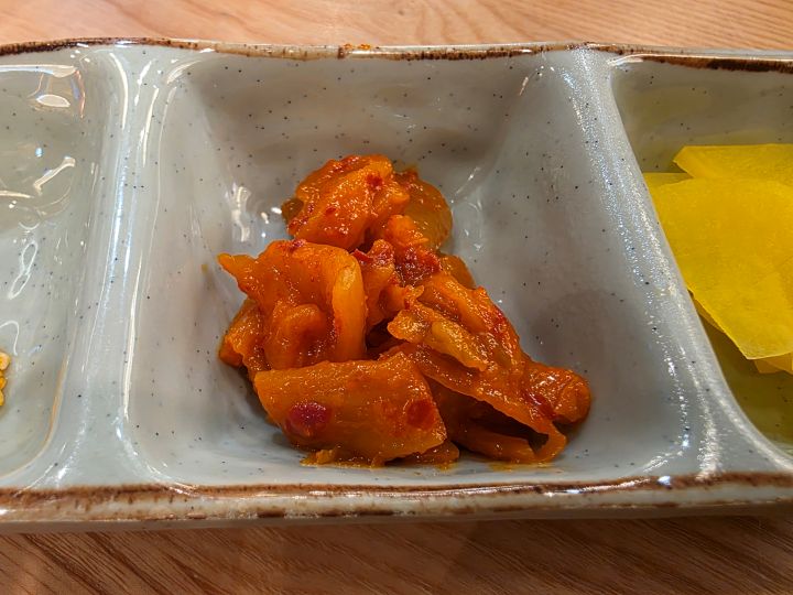 여행 기간이 길어질 때, 직접 요리하지도 못한다면 차선책으로 한식당을 찾는다. 한식당에서 제공된 김치가 조금은 이질적이지만, 그래도 조금의 아쉬움은 달래주곤 한다.