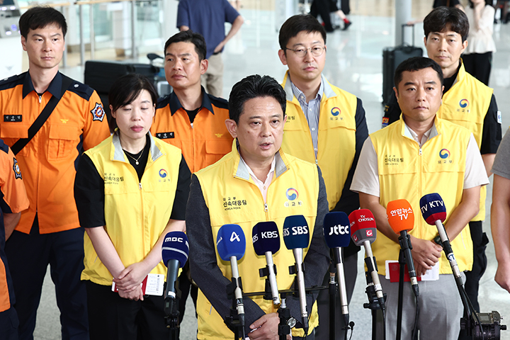 네팔 라수와 지역에서 발생한 홍수로 한국인 9명의 연락이 끊기고 10명이 고립돼 지원을 하기 위해 임상우 외교부 재외국민보호·영사담당 정부대표 등 정부합동 신속대응팀이 27일 오후 인천국제공항을 통해 출국 전 브리핑을 하고 있다.(ⓒ뉴스1, 무단 전재-재배포 금지)