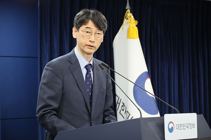 김경만 과학기술정보통신부 인공지능정책실장이 지난 2월 20일 서울 종로구 정부서울청사에서 독자 AI 파운데이션 모델 프로젝트 추가공모 결과를 발표하고 있다.(사진=저작권자(c) 연합뉴스, 무단 전재-재배포 금지)