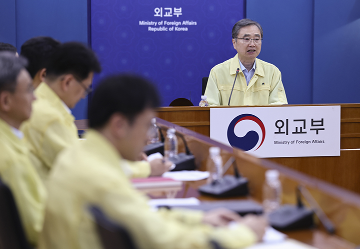 조현 외교부 장관이 지난 26일 밤 외교부에서 네팔 홍수 우리 국민 실종 관련 재외국민보호대책본부 회의를 주재하고 있다.(사진=저작권자(c) 연합뉴스, 무단 전재-재배포 금지)