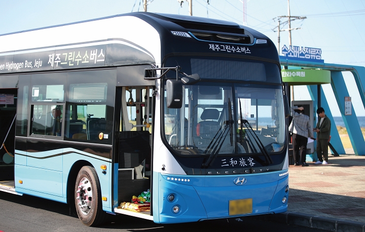2023년 제주에서 개통한 국내 최초 그린수소버스의 모습. 사진 뉴시스