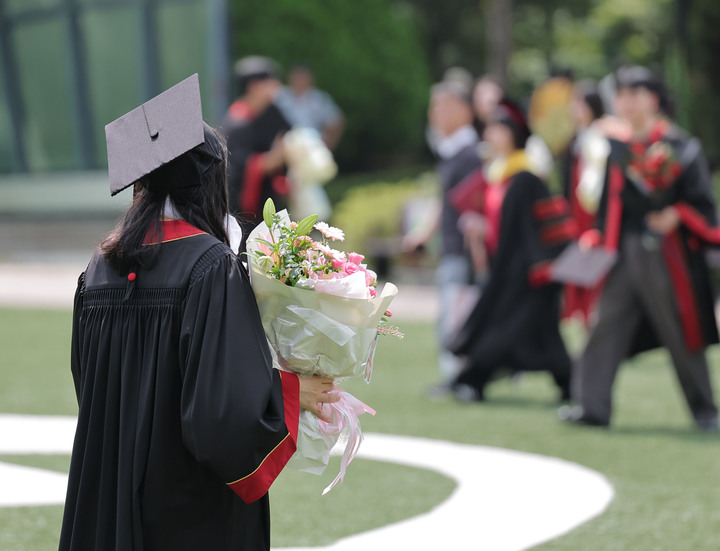 18일 서울의 한 대학교에서 졸업생들이 기념촬영을 하고 있다. 2026.8.18 (사진=저작권자(c) 연합뉴스, 무단 전재-재배포 금지)