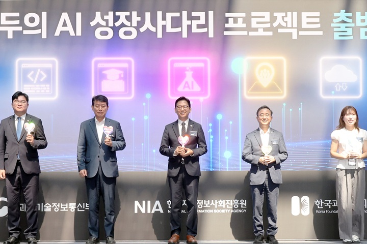 배경훈 부총리 겸 과학기술정보통신부 장관이 지난 3일 오전 전남광주 광산구 국립광주과학관에서 열린 '모두의 AI 성장사다리 프로젝트' 출범식에 참석하고 있다.(사진=저작권자(c) 연합뉴스, 무단 전재-재배포 금지)