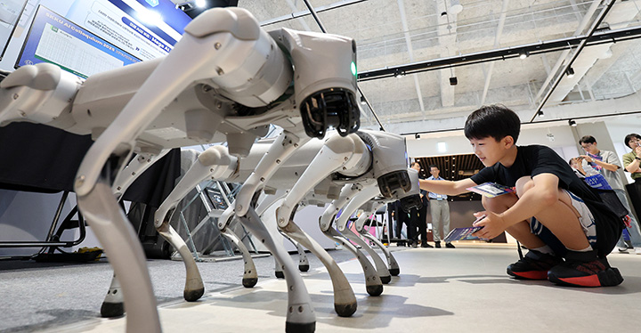 지난달 29일 서울 강남구 코엑스 더플라츠에서 열린 '2026 대한민국 AI 혁신인재 커넥트'를 찾은 어린이가 로봇개를 만져보고 있다.(ⓒ뉴스1, 무단 전재-재배포 금지)
