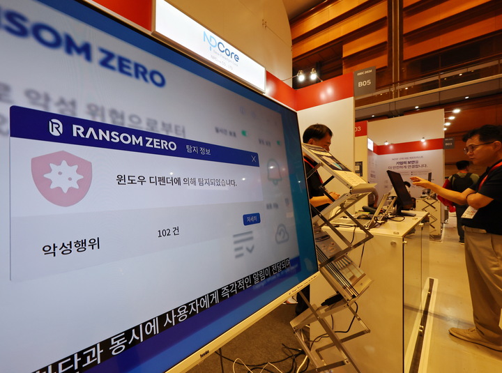11일 서울 강남구 코엑스에서 열린 제20회 국제 시큐리티 콘퍼런스(ISEC 2026)에서 참관객이 전시를 둘러보고 있다. 2026.8.11 (사진=저작권자(c) 연합뉴스, 무단 전재-재배포 금지)