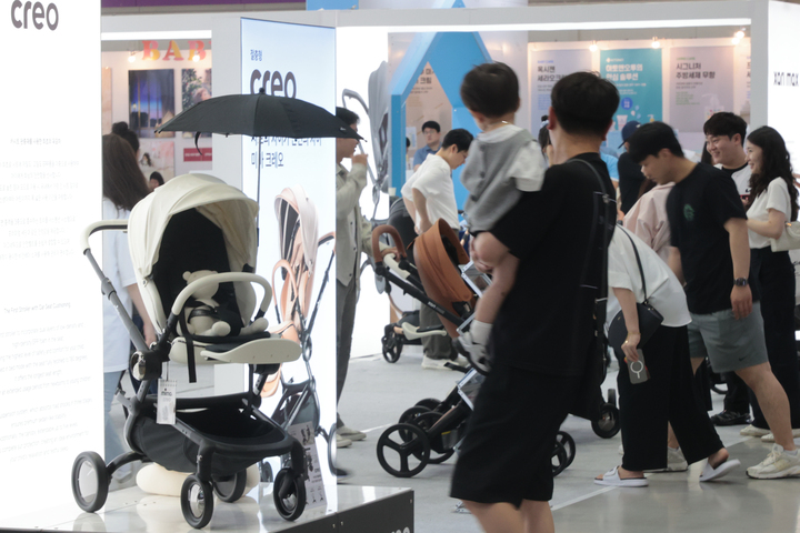 17일 서울 강남구 삼성동 코엑스에서 열린 48회 베페 베이비페어에서 참관객들이 육아용품을 살펴보고 있다. 2025.8.17 (사진=저작권자(c) 연합뉴스, 무단 전재-재배포 금지)
