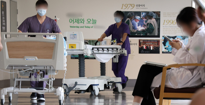 11일 서울의 한 대학 병원에서 의료진이 오가고 있다. 2025.8.11 (사진=저작권자(c) 연합뉴스, 무단 전재-재배포 금지)