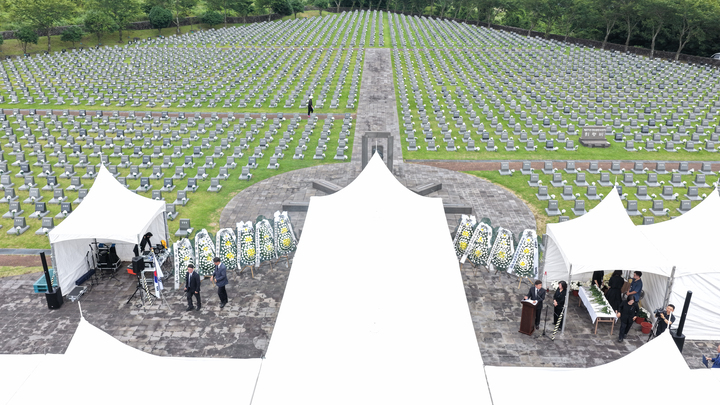 18일 제주시 봉개동 4·3평화공원 내 행방불명인 표석 위령제단에서 제25회 제주4·3 행방불명희생자 진혼제가 봉행되고 있다. 2026.7.18 (사진=저작권자(c) 연합뉴스, 무단 전재-재배포 금지)
