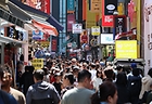 지난 5월 1일 서울 중구 명동을 찾은 외국인 관광객들이 거리를 둘러보고 있다.(사진=저작권자(c) 연합뉴스, 무단 전재-재배포 금지)