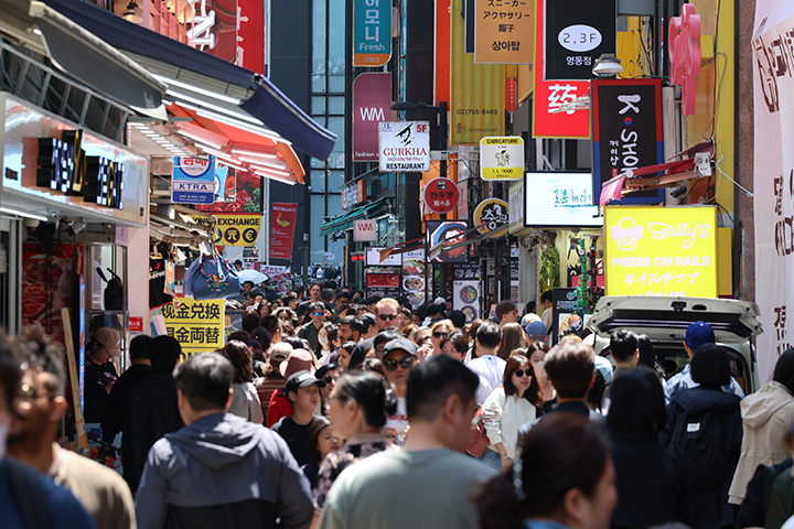 지난 5월 1일 서울 중구 명동을 찾은 외국인 관광객들이 거리를 둘러보고 있다.(사진=저작권자(c) 연합뉴스, 무단 전재-재배포 금지)