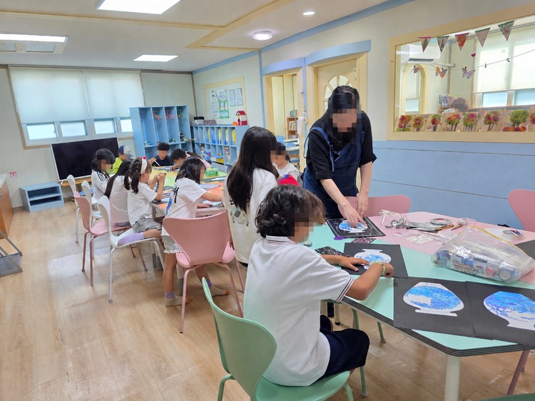 센터에서 만들기 프로그램에 참여하고 있는 아이들.