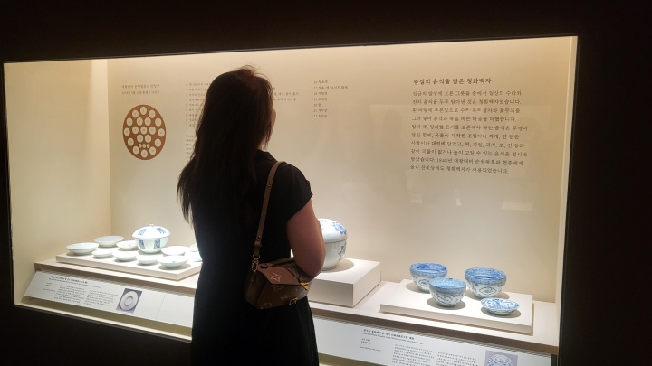 관람객이 궁중 음식을 담았던 청화백자를 감상하고 있다. (본인촬영)