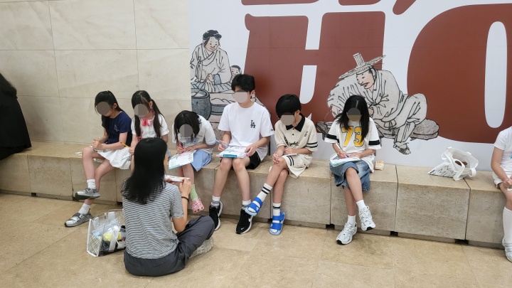 어린이 관람객들이 해설사의 설명을 들으며 체험을 즐기고 있다. (본인촬영)