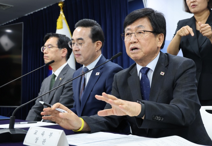 최교진 교육부 장관(오른쪽)이 8월 21일 서울 종로구 정부서울청사에서 열린 제1차 재정운용전략협의회 관계부처 합동 브리핑에서 지방교육재정교부금 개편 방안을 발표하고 있다. 왼쪽부터 김민재 행정안전부 차관, 박홍근 기획예산처 장관, 최 장관. (사진은 기사와 관계 없음) 2026.8.21. (ⓒ뉴스1, 무단 전재-재배포 금지)