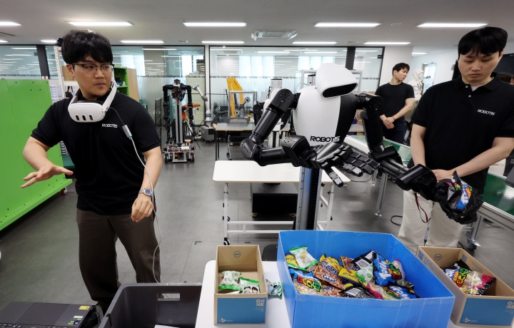 29일 오후 서울 강서구 로보티즈 본사에서 열린 AI로봇 M.AX얼라이언스 컨퍼런스에서 휴머노이드 로봇 시연이 열리고 있다. 2026.5.29 (ⓒ뉴스1, 무단 전재-재배포 금지)