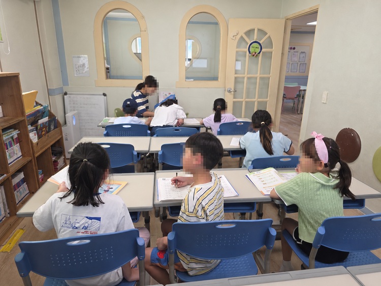 파랑새지역아동센터에서 방학 중 학습활동에 참여하고 있는 아이들.