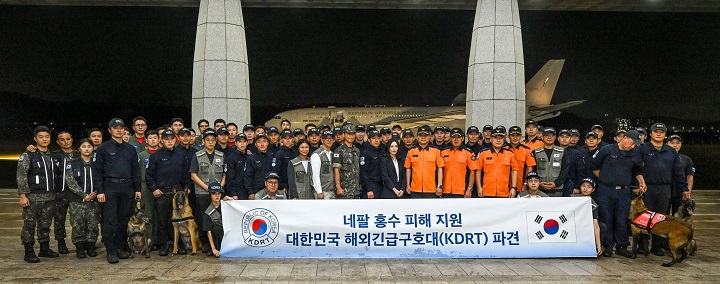 네팔 출국 전 김진아 외교부 제2차관과 해외긴급구호대 모습.(사진=국방부 제공)