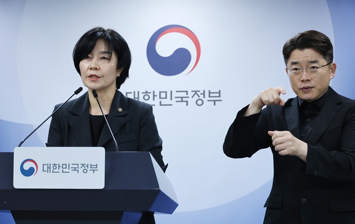 현수엽 보건복지부 1차관이 2일 서울 종로구 정부서울청사에서 아동학대 예방 및 대응 보완 대책을 발표하고 있다.(사진=저작권자(c) 연합뉴스, 무단 전재-재배포 금지)