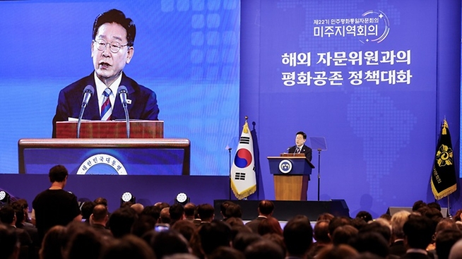 이 대통령 "북미 간 신뢰 구축·대화 재개 논의 여건 만들어나가야"