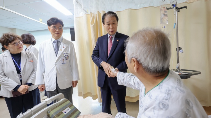 권오을 국가보훈부 장관이 12일 오후 제주지역 보훈현장 소통 행보를 위해 보훈 위탁병원인 제주대학교병원을 현장방문해 입원중인 국가유공자를 위문하고 있다. 2026.3.12 (ⓒ뉴스1, 국가보훈부 제공, 무단 전재-재배포 금지)