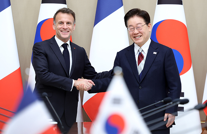 이재명 대통령과 에마뉘엘 마크롱 프랑스 대통령이 지난 4월 3일 청와대에서 열린 한&middot;프랑스 확대 정상회담에서 기념 촬영을 하고 있다.(ⓒ뉴스1, 무단 전재-재배포 금지)