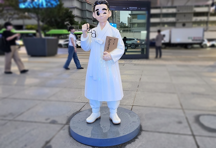 행사날 광화문 광장에 설치된 백범 김구 조형물. (본인 찍음)