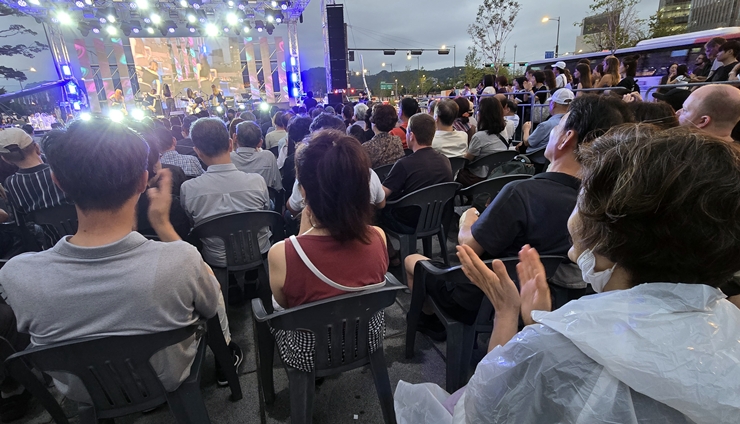공연을 관람하며 박수 치는 시민들 (본인 찍음)