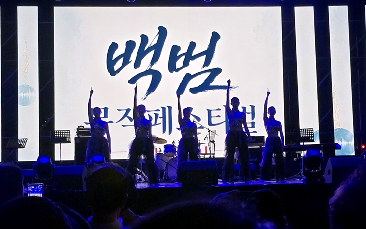 페스티벌 무대 위 댄스 팀 공연.(본인 찍음)