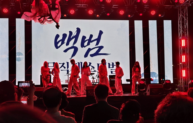 조명 아래 펼쳐진 축제 무대(본인 찍음)