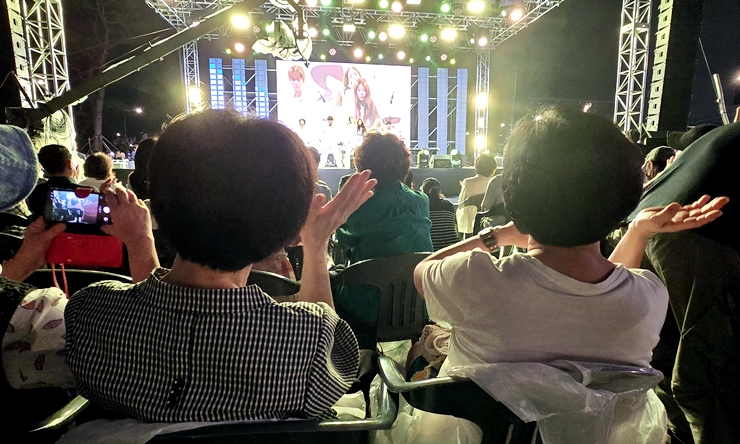 공연을 관람하며 박수 치는 시민들(본인 찍음)