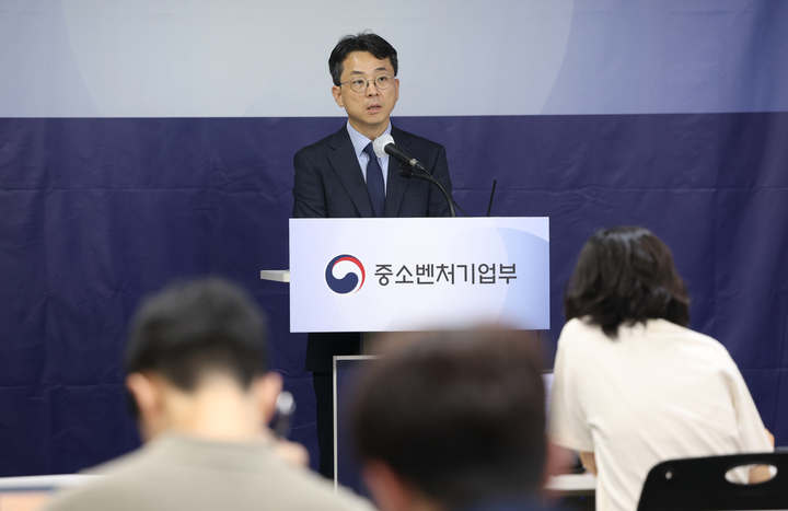 심재윤 중소벤처기업부 글로벌성장정책관이 2일 서울 영등포구 중기중앙회에서 중소기업 수출 4대 혁신 전략 사전 브리핑을 하고 있다. 2026.9.3  (사진=저작권자(c) 연합뉴스, 무단 전재-재배포 금지)