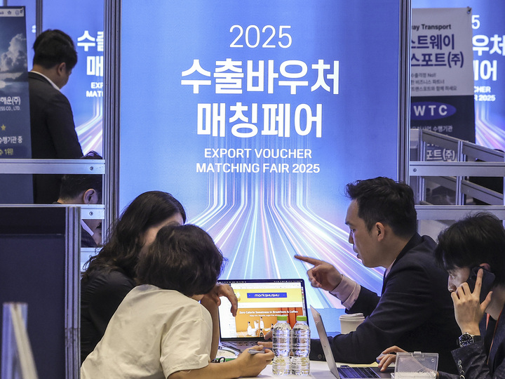 21일 서울 강남구 코엑스 그랜드볼룸에서 중소벤처기업부 주최로 개막된 2025 수출바우처 매칭페어에서 중소기업 관계자들이 수출 애로에 도움이 된 업체 관계자들과 상담하고 있다. 2025.5.21  (사진=저작권자(c) 연합뉴스, 무단 전재-재배포 금지)