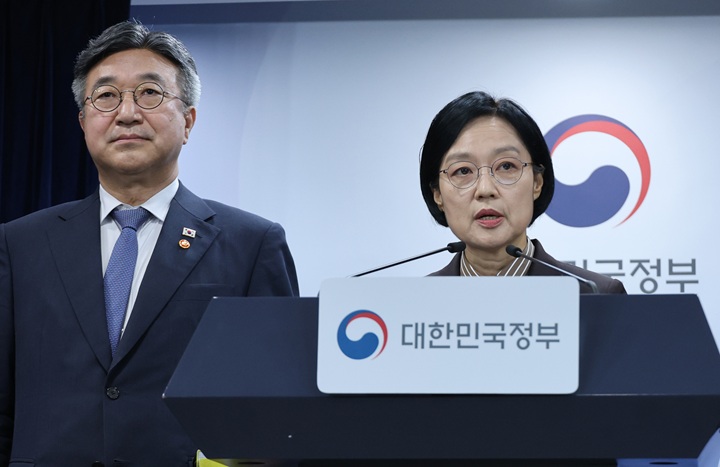 한성숙 국무총리가 3일 서울 종로구 정부서울청사에서 법무부·성평등가족부 등 행정·공공기관 이전 및 공공기관 기능 개혁 관련 기자회견을 하고 있다. 2026.9.3(사진=저작권자(c) 연합뉴스, 무단 전재-재배포 금지)