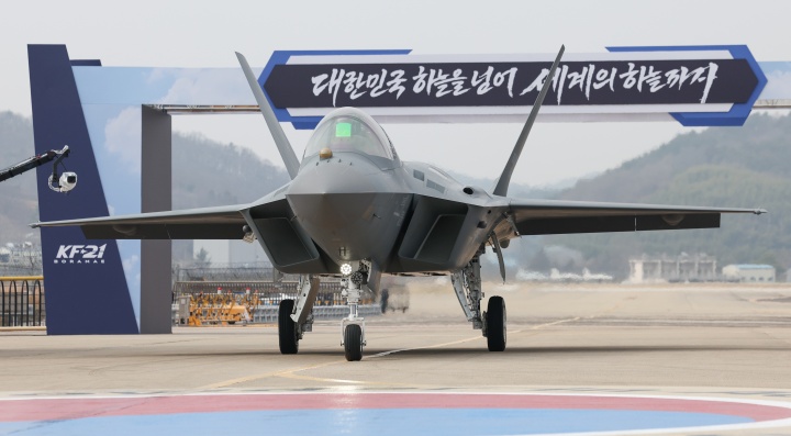 25일 경남 사천 한국항공우주산업에서 KF-21 양산 1호기가 공개되고 있다. 2026.3.25 (ⓒ뉴스1, 무단 전재-재배포 금지)