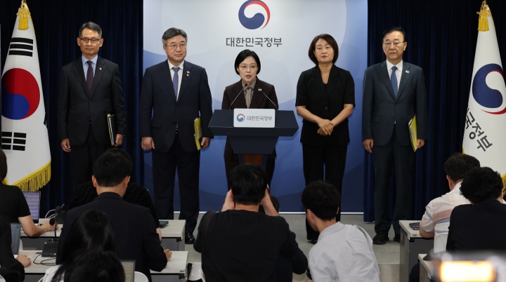 한성숙 국무총리가 3일 서울 종로구 정부서울청사에서 행정·공공기관 이전 관련 기자회견을 하고 있다. 윤호중 행안부장관, 김윤덕 국토부장관, 허장 재경부2차관이 배석했다. 2026.9.3. (ⓒ뉴스1, 무단 전재-재배포 금지)