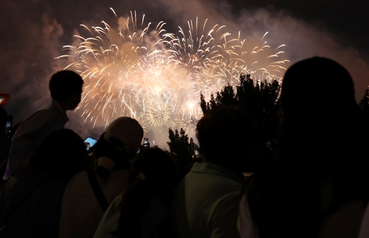 지난해 서울 여의도 한강공원 일대에서 열린 '2025 서울세계불꽃축제'에서 시민들이 화려한 불꽃쇼를 보고 있다. 2025.9.27. (ⓒ뉴스1, 무단 전재-재배포 금지)