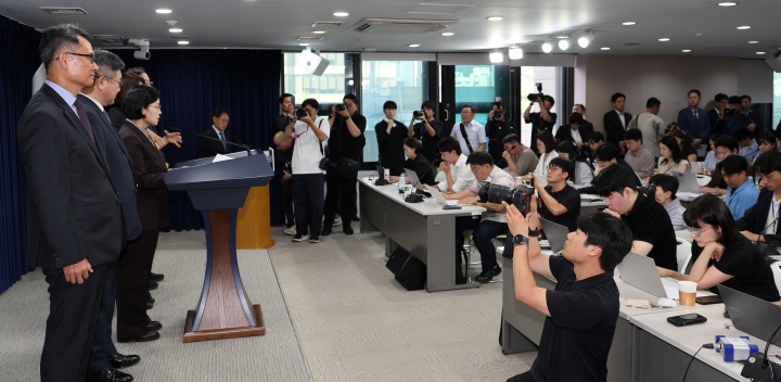 한성숙 국무총리가 3일 서울 종로구 정부서울청사에서 행정·공공기관 이전 관련 기자회견을 하고 있다. 윤호중 행안부장관, 김윤덕 국토부장관, 허장 재경부2차관이 배석했다. 2026.9.3 (ⓒ뉴스1, 무단 전재-재배포 금지)