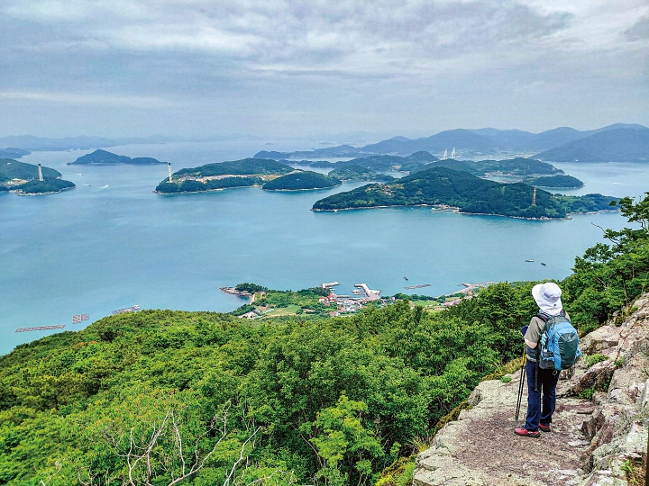 금오도 비렁길은 에메랄드빛 남해 바다와 다도해의 섬들을 한눈에 담을 수 있다. 사진 김희순