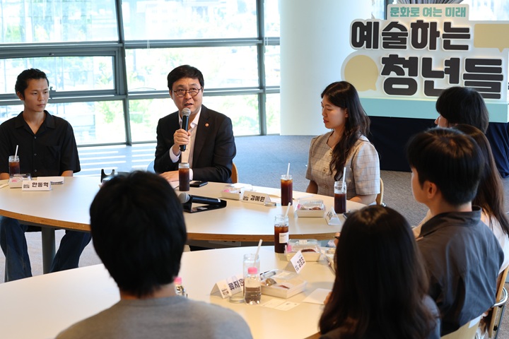 최휘영 문화체육관광부 장관이 지난달 12일 서울 종로구 아트코리아랩에서 열린 청년문화예술인 간담회에서 인사말을 하고 있다.(사진=저작권자(c) 연합뉴스, 무단 전재-재배포 금지)