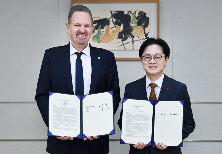 김정관 산업통상자원부 장관이 5일 오전 서울 용산구 대통령실에서 르네 하스 Arm CEO와 한국 반도체·AI 산업 강화를 위한 양해각서 서명식을 가지고 기념 촬영하고 있다. 2025.12.5 (ⓒ뉴스1, 산업통상부 제공, 무단 전재-재배포 금지)