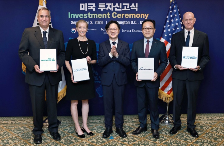 김정관 산업통상부 장관이 3일(현지시간) 미국 워싱턴 D.C.에서 열린 미국 투자신고식에서 참석 기업 관계자들과 기념촬영을 하고 있다. 2026.9.4 (ⓒ뉴스1, 산업통상부 제공, 무단 전재-재배포 금지)