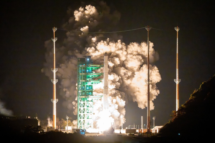 한국형 발사체 누리호(KSLV-Ⅱ)가 27일 새벽 전남 고흥군 나로우주센터에서 4차 발사를 맞아 우주로 날아오르고 있다. 2025.11.27 (ⓒ뉴스1, 한국항공우주연구원 제공, 무단 전재-재배포 금지)